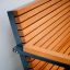 Primo piano del bracciolo in legno e dello schienale a doghe di Kyoto Sofa.