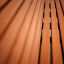 Doghe in legno di Kyoto Sofa in primo piano.