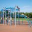 Bambini che giocano sull'attrezzatura da gioco Sirius steel structure in un parco.