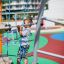 Bambino che gioca sulla struttura da arrampicata Andromeda, steel structure.