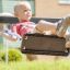 Un bambino che si diverte su Single Swing attrezzatura da parco giochi.