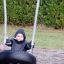 Bambino su un'altalena a pneumatico Double Swing in un parco.