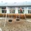 Double Swing con sedili in gomma in un'area giochi.