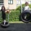 Bambini che giocano sulle altalene a pneumatico Double Swing in un parco giochi.