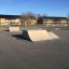 Double Quarter-Pipe in uno skatepark in una giornata di sole