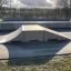 Double Quarter-Pipe rampa da skate in uno skatepark all'aperto.