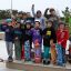 Bambini in uno skatepark con skateboard su un Jump-Ramp.