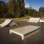 Skate park con ostacoli Jump-Ramp in un ambiente all'aperto.