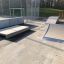 Rampa piatta per skateboard e esibizioni acrobatiche nello skate park.