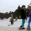 Bambini che giocano sulla rampa da skatepark Box.