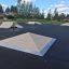 Rampe da skateboard in cemento in uno skate park all'aperto.