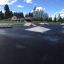 Skate park con rampe e ostacoli su superficie asfaltata, con il prodotto Corner.