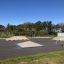 Skate park all'aperto con rampe e panchine, con il prodotto Corner.