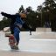 Un giovane skateboarder esegue un trick sul modulo skate park Corner.