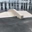 Rampa da skateboard Fun Box 13 in un cortile scolastico.