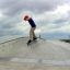 Bambino che fa skateboard su Fun Box 13 in uno skate park.