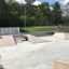Rampa per skate park Quarter 2 in un'area all'aperto con vegetazione sullo sfondo.