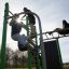 Bambini che giocano sull'attrezzatura fitness all'aperto New Age Fit MEDIUM.