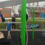 Bambini che giocano sulla struttura fitness all'aperto New Age Fit MEDIUM.