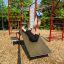 Uomo che si allena sull'attrezzatura fitness all'aperto New Age Fit MEDIUM.
