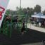 Persone che si allenano sull'attrezzatura fitness all'aperto New Age Fit MEDIUM durante un evento pubblico organizzato da Lar