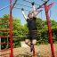 Persona che usa l'attrezzatura da palestra all'aperto New Age Fit MEDIUM.
