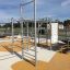 Attrezzatura fitness all'aperto New Age Fit MEDIUM installata in un parco giochi.