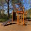 Stazione fitness all'aperto New Age Fit MEDIUM con attrezzature per arrampicata ed esercizio in un contesto forestale