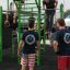 Persone che si allenano sulla struttura fitness all'aperto New Age Fit MEDIUM.