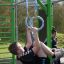 Ragazzo che usa gli anelli fitness all'aperto New Age Fit MEDIUM