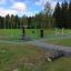 Parco fitness all'aperto con varie attrezzature verdi per esercizi in New Age Fit.