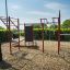 Stazione fitness all'aperto New Age Fit con varie attrezzature per l'allenamento.