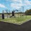 Attrezzatura fitness all'aperto New Age Fit in un contesto di parco.