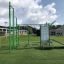 Stazione fitness all'aperto New Age Fit con varie attrezzature per l'allenamento in un contesto di parco.