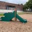 Scivolo del parco giochi a forma di dorso di drago.