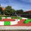 Moderno Multiarena all'aperto con canestri da basket e aree di seduta in un campo ricreativo.