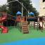 Space Station castle with slide in un parco giochi con più strutture da gioco