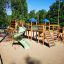 Attrezzatura da parco giochi all'aperto con un grande Space Station castle with slide in legno.