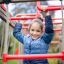 Bambino che gioca su Space Station castle with slide