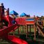 Bambini che giocano sul Space Station castle with slide.