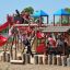 Bambini che giocano sulla Space Station castle with slide in un parco giochi.