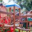 Bambini che giocano sul Space Station castle with slide.