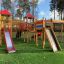 Space Station castle with slide in un contesto di parco giochi