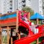 Bambini che giocano su Space Station castle with slide in un parco giochi