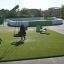 Parco giochi moderno con un bambino che usa l'altalena presso Multiarena.