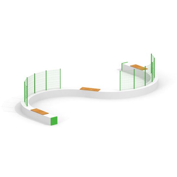 Multiarena all'aperto per attività sportive con recinzioni verdi e panchine in legno.
