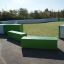 Multiarena, campo da gioco all'aperto con panchine verdi e porte.