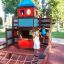 Bambini che giocano su piastrelle in gomma nell'area giochi con Rubber Tiles 75.