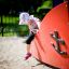Bambino che gioca su attrezzature da parco giochi Fisher Boat ship