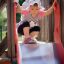 Bambino che scivola giù da uno scivolo dell'area giochi.